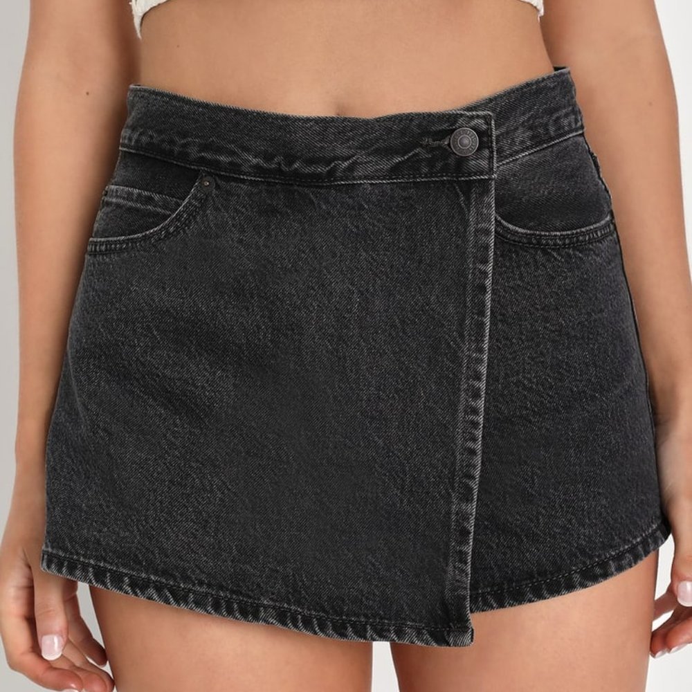 Levi's Women's Premium Skorts, black stonewash, size 31